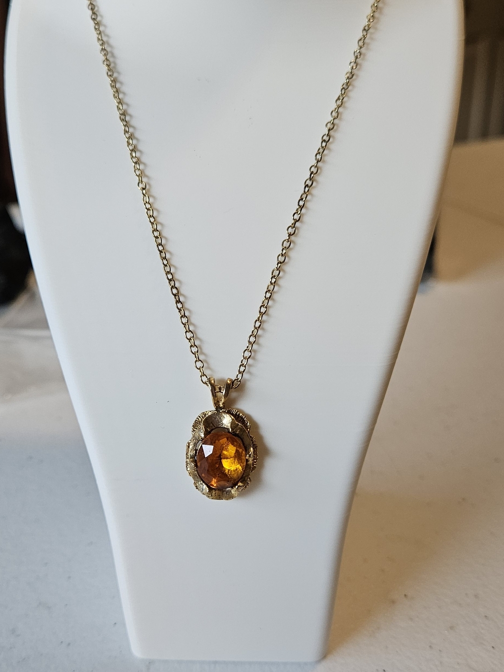 Gold-Tone Amber Pendant Necklace.  Costume Jewlery. Chain 18"